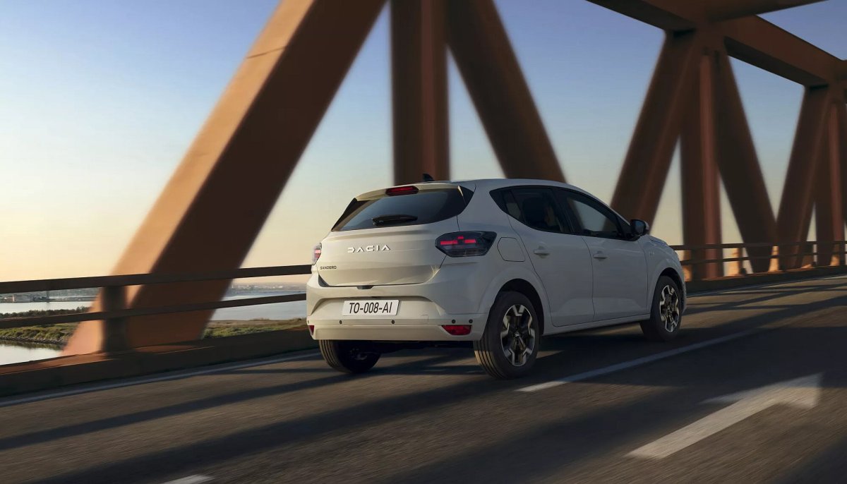 Najpopularniejsze auto w Europie otrzymało układ hybrydowy. Ile kosztuje w Polsce Dacia Sandero hybrid 155?