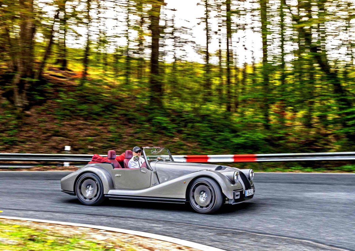 Morgan Supersport ma 340 KM i przyspiesza do setki w 3,9 s. A wygląda jak klasyk | TEST