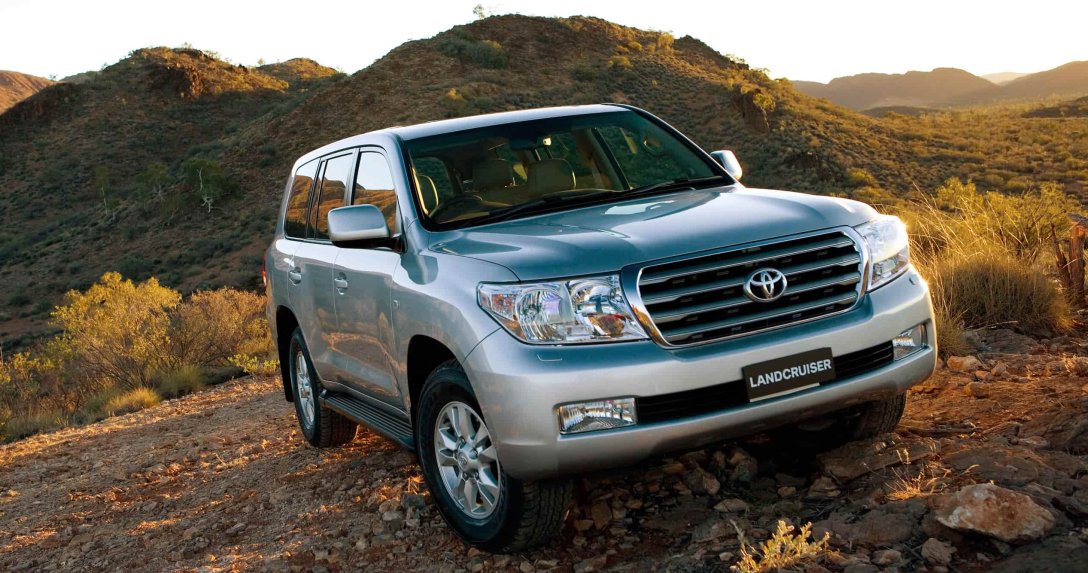 Toyota Land Cruiser 200 Sahara – przód-bok