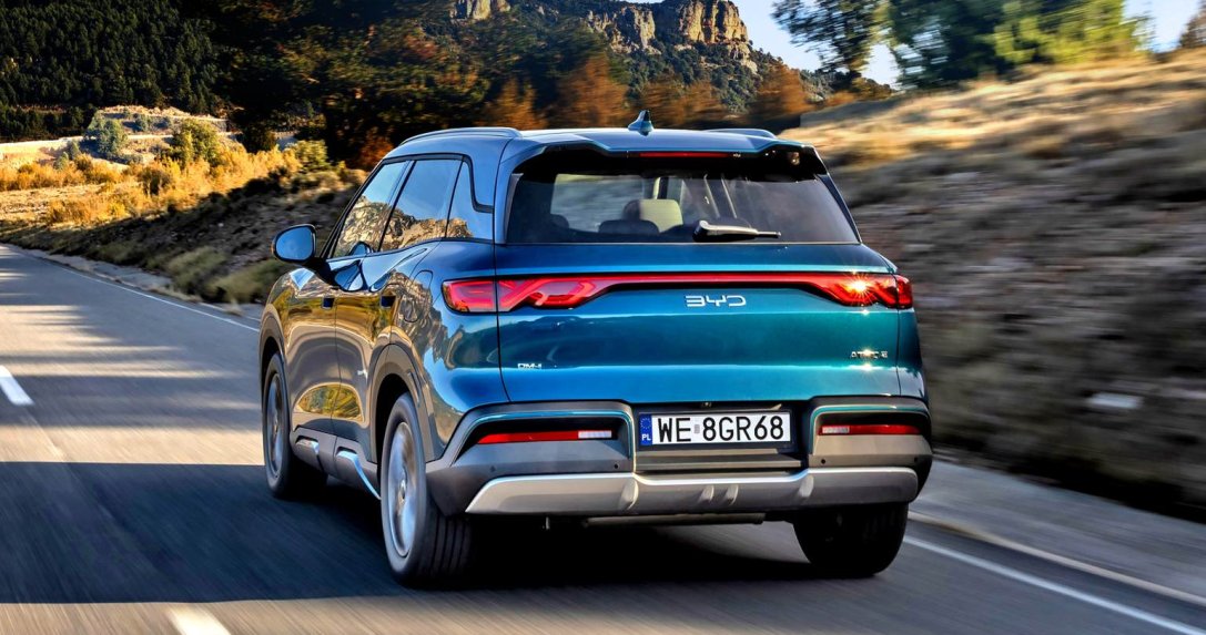 BYD Atto 2 DM-i podczas jazdy, ujęcie z tyłu i boku.