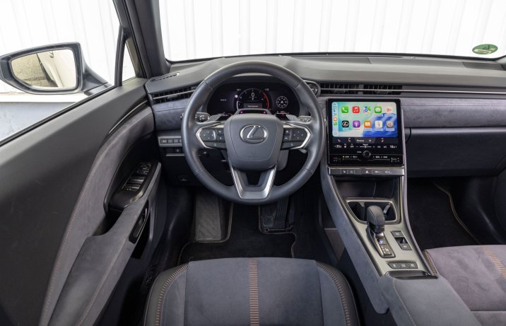Lexus LBX - kokpit