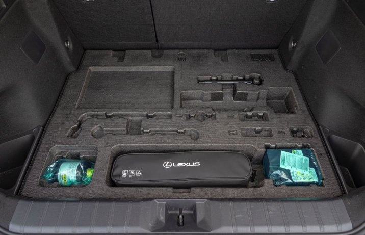 Lexus LBX - schowek pod dnem bagażnika