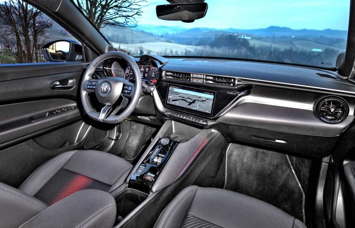Alfa Romeo Junior – wnętrze, kokpit