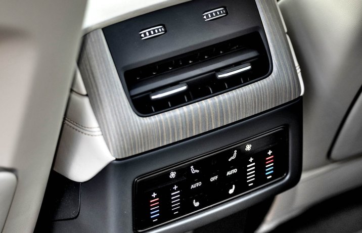 Audi Q7 – wnętrze, panel klimatyzacji z tyłu