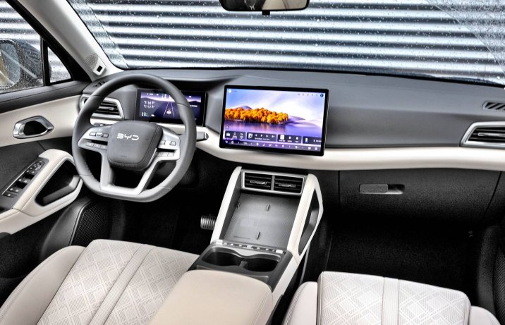 BYD Atto 2 DM-i – wnętrze, kokpit