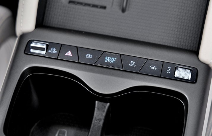 BYD Atto 2 DM-i – wnętrze, panel z przyciskami na tunelu