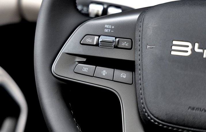BYD Atto 2 DM-i – wnętrze, przyciski na kierownicy