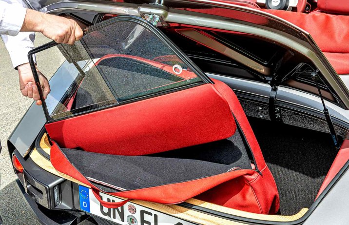 Morgan Supersport – bagażnik ze zdemontowanymi bocznymi oknami.