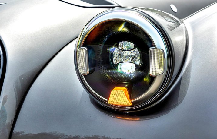 Morgan Supersport – okrągły reflektor LED w stylu restomod.