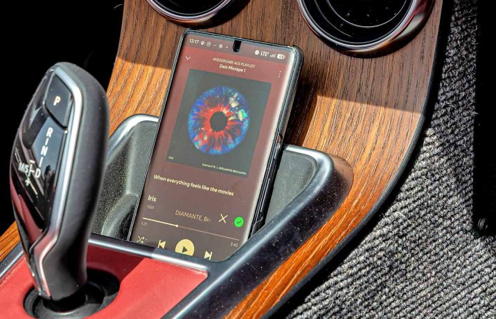 Morgan Supersport – wnęka z opcjonalną ładowarką indukcyjną do smartfona.