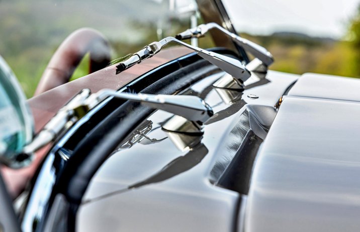 Morgan Supersport – trzy niewielkie wycieraczki przy niskiej przedniej szybie.