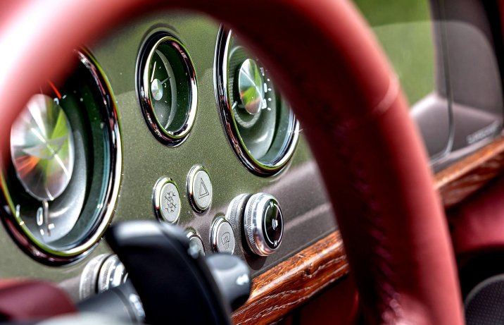 Morgan Supersport – klasyczne zegary oraz metalowe przyciski i pokrętła.