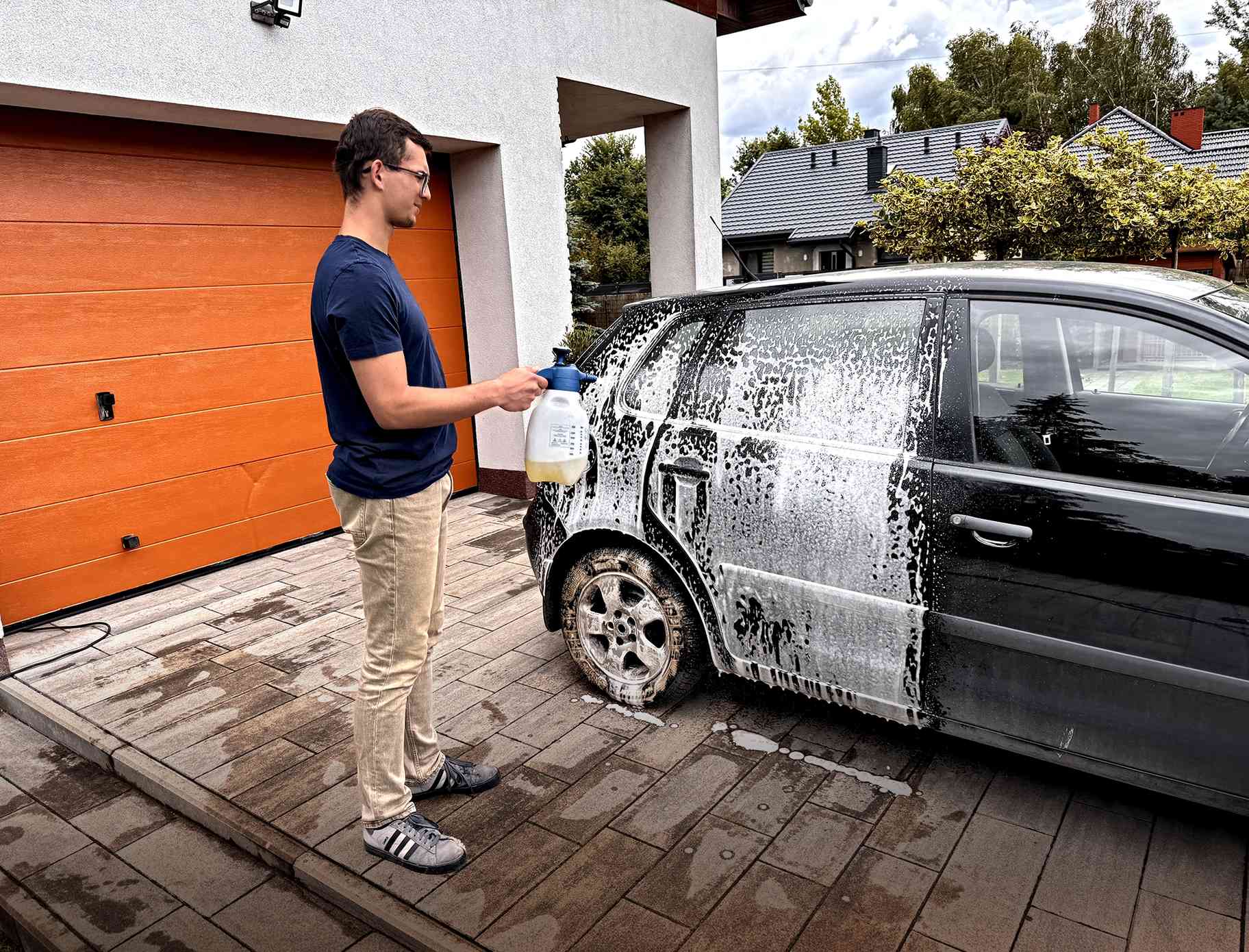 Aplikacja aktywnej piany na karoserię Volkswagena Polo.