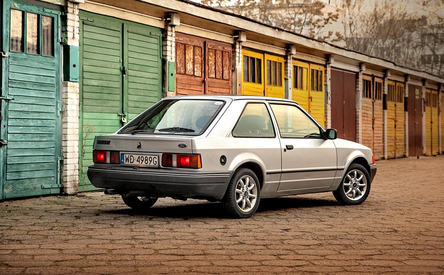 Ford Escort Mk IV – trzydrzwiowy hatchback, ujęcie z tyłu i boku.