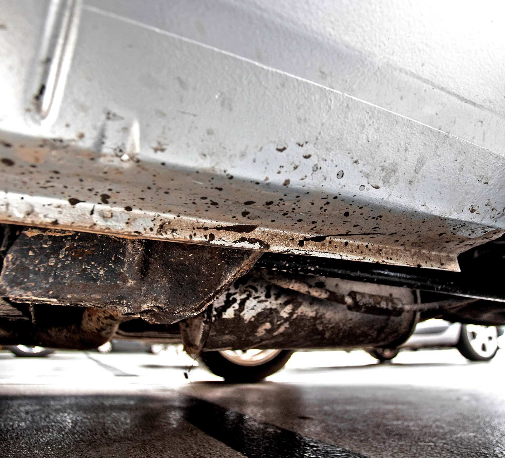 Ford Escort Mk IV – korozja progów i podłogi.