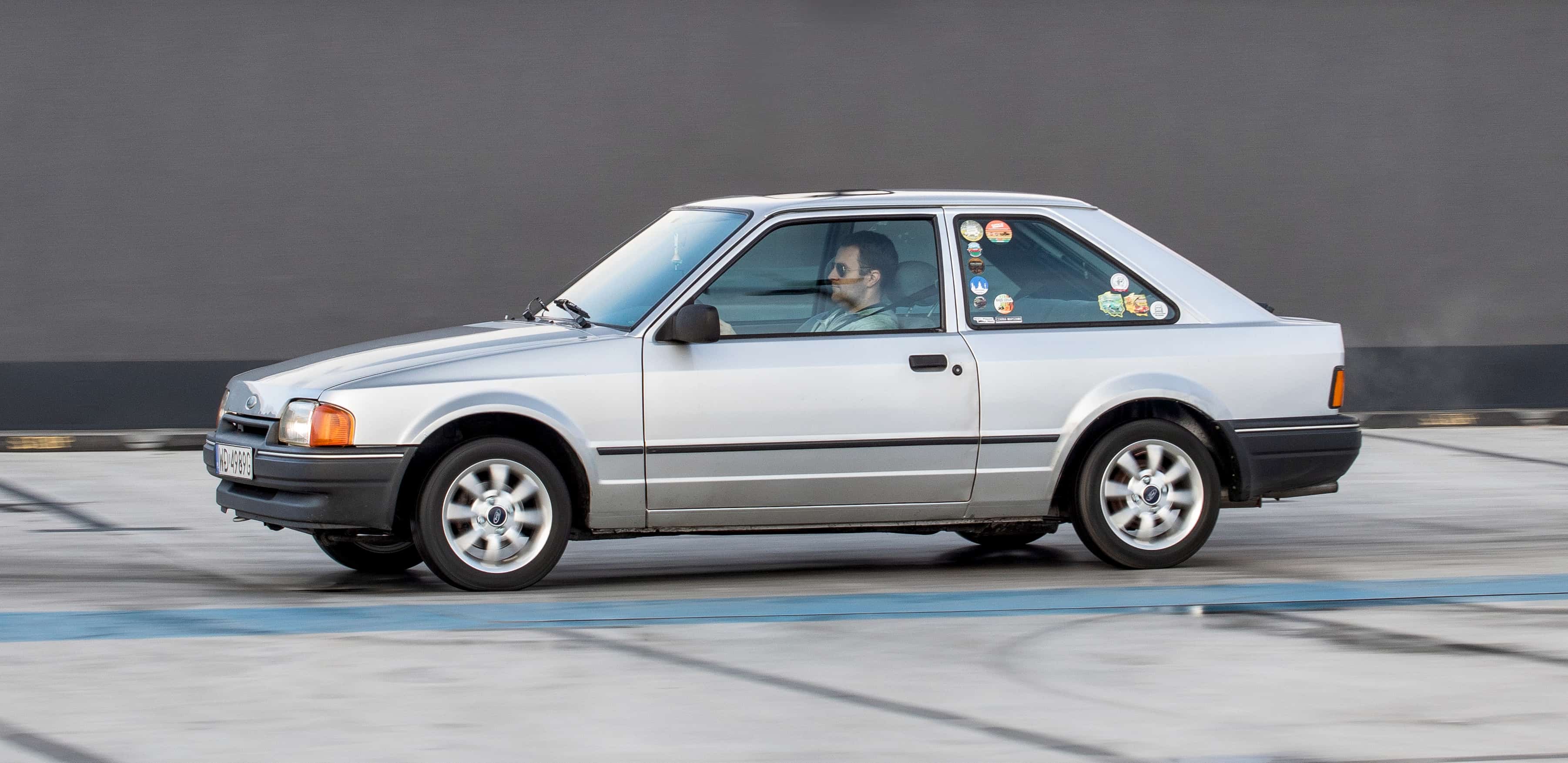 Ford Escort Mk IV – trzydrzwiowy hatchback, ujęcie z boku.