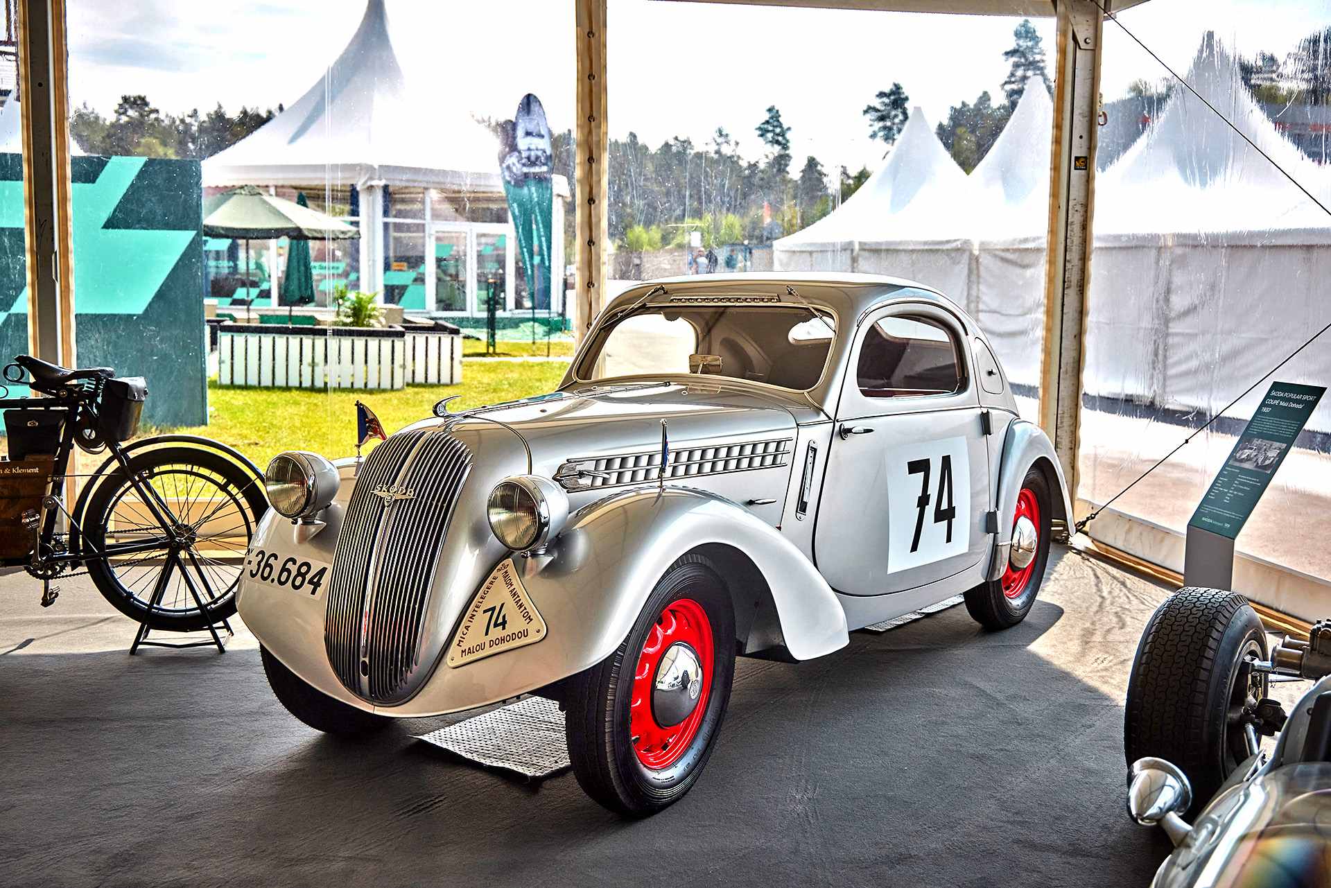 Historyczny samochód Laurin & Klement prezentowany przy okazji jubileuszu Skoda Motorsport.