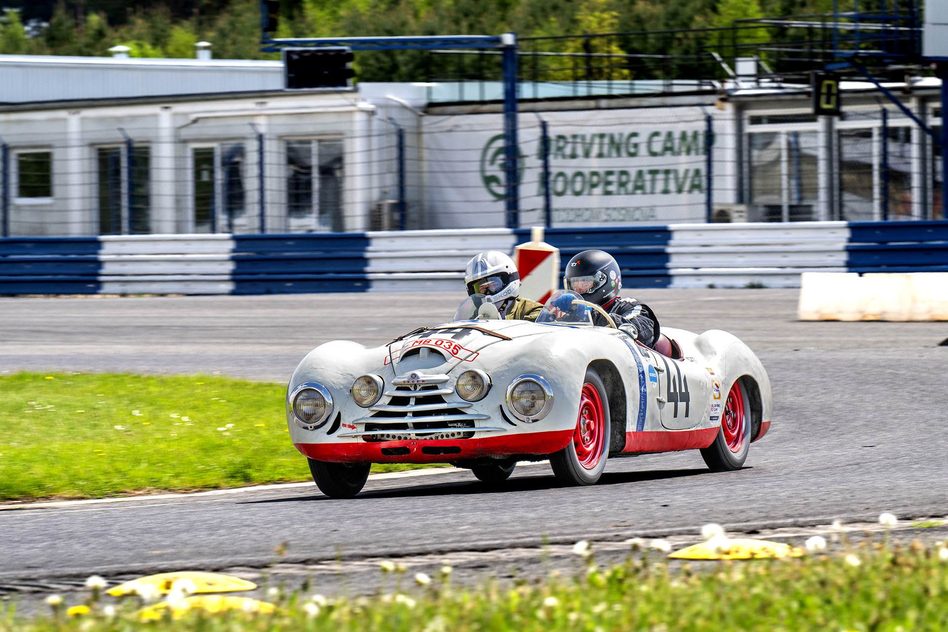 Skoda Sport z 1949 roku podczas jazdy po torze.