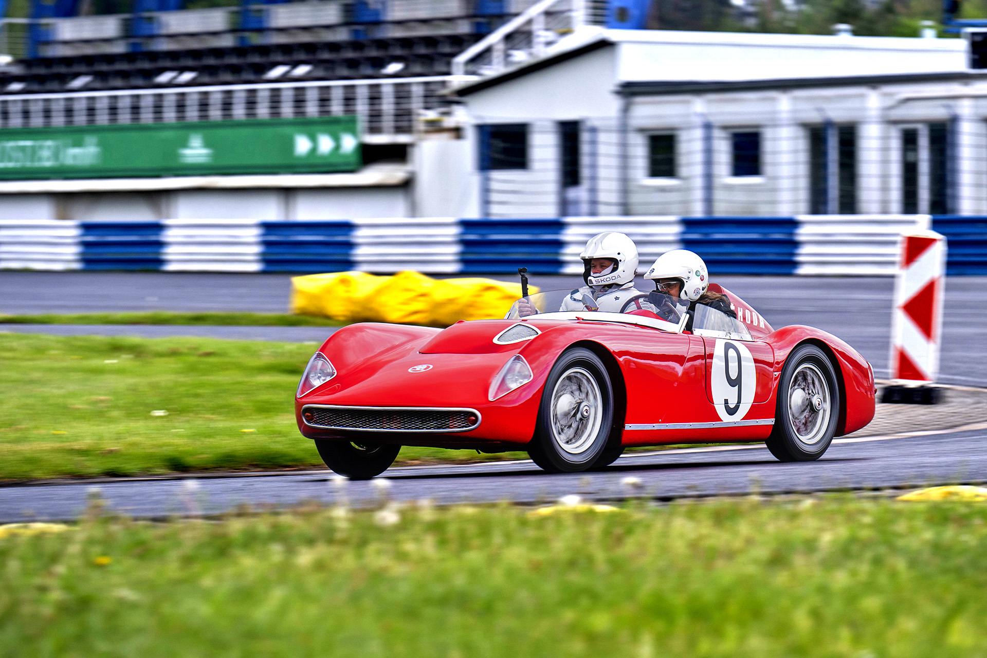Skoda 1100 OHC z 1957 roku podczas jazdy po torze.