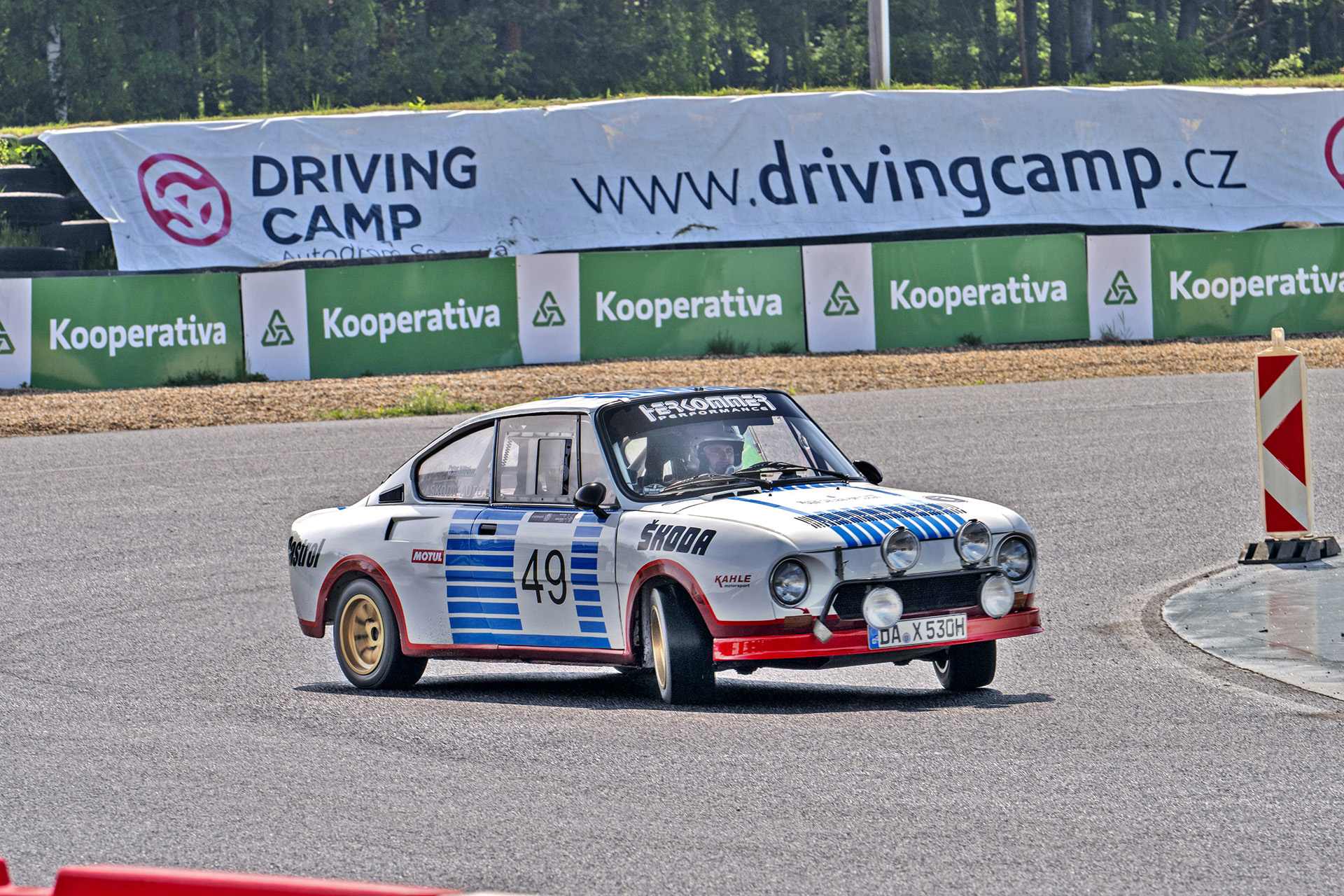 Skoda 130 RS z 1975 roku podczas jazdy po torze.