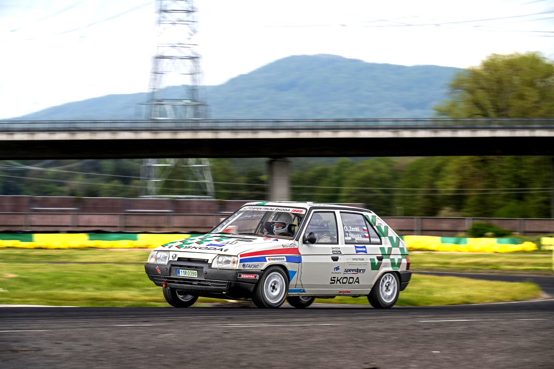 Skoda Favorit 136L z 1989 roku podczas jazdy po torze.