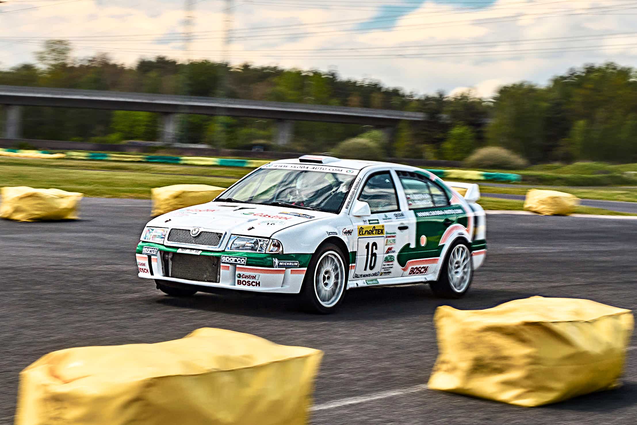 Skoda Octavia WRC z 1999 roku podczas jazdy po torze.