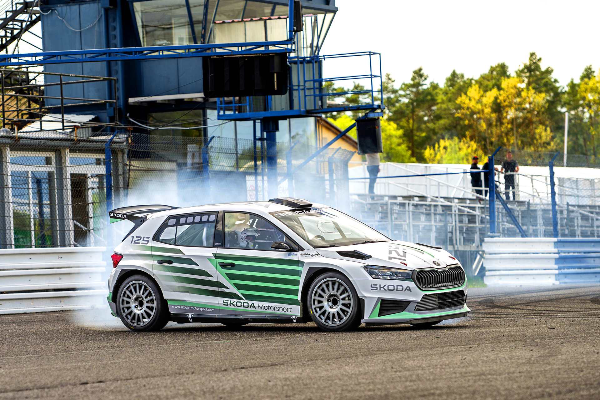 Skoda Fabia RS Rally2 z 2023 roku podczas jazdy po torze.