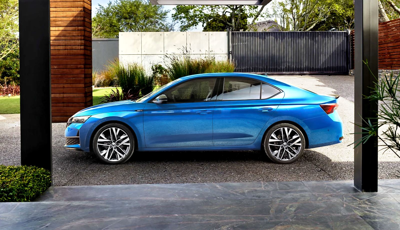 Škoda Octavia Sportline Tech, ujęcie z boku.