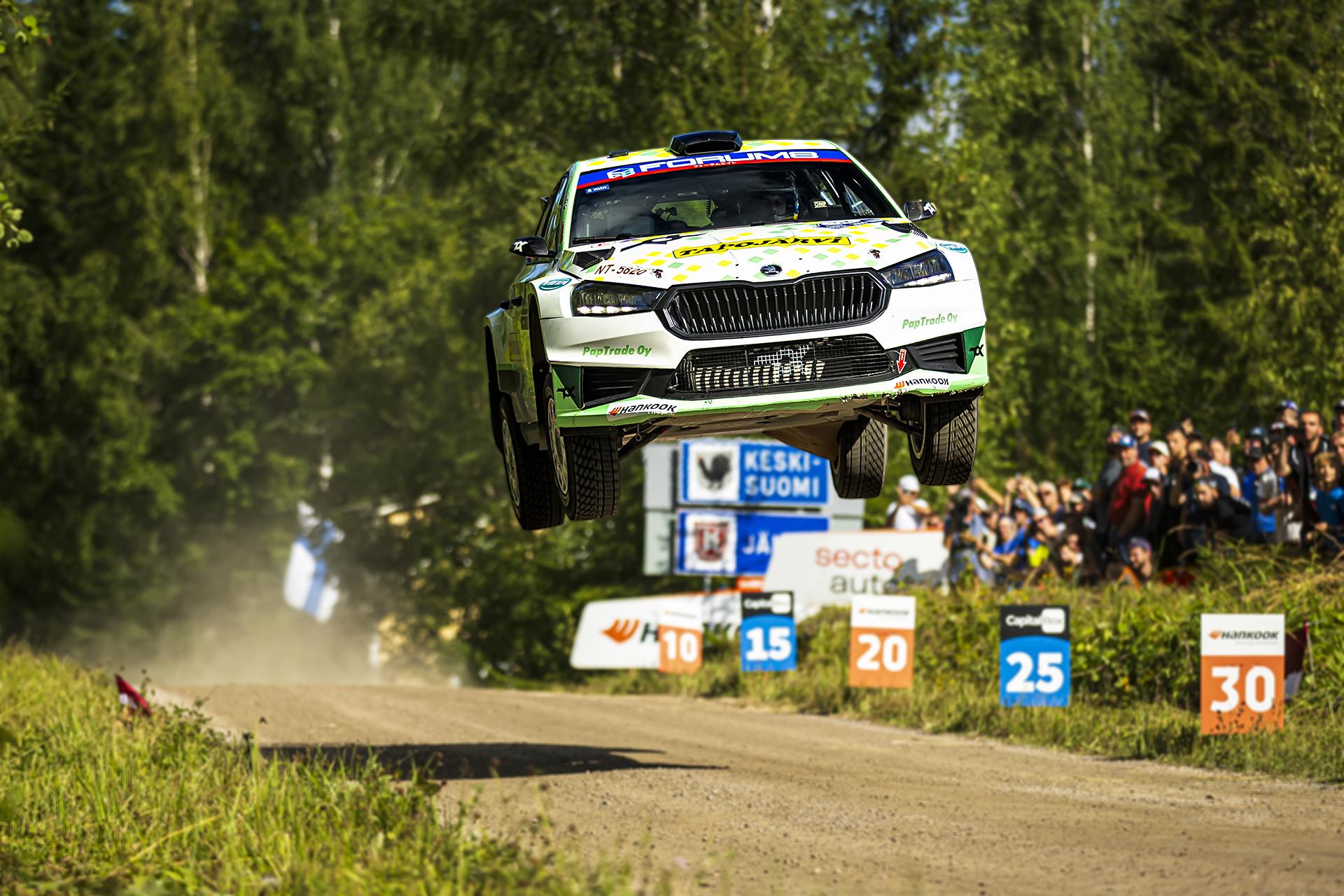 Škoda Fabia RS Rally2 podczas rajdowego skoku na szutrowej trasie.