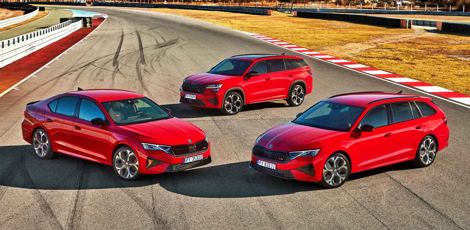 Škoda Octavia RS Liftback, Octavia RS Combi i Kodiaq RS, szerokie ujęcie na torze.