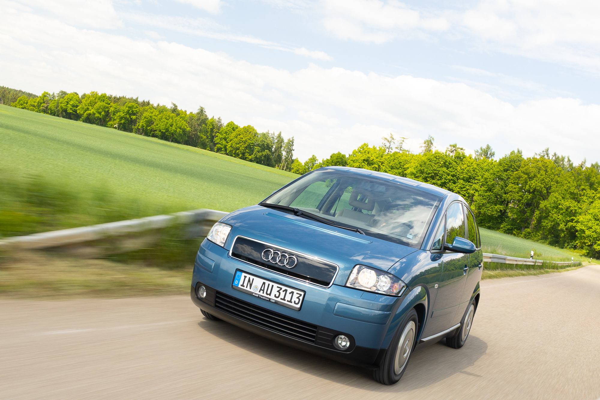 Niebieskie Audi A2 1.2 TDI 3L podczas jazdy