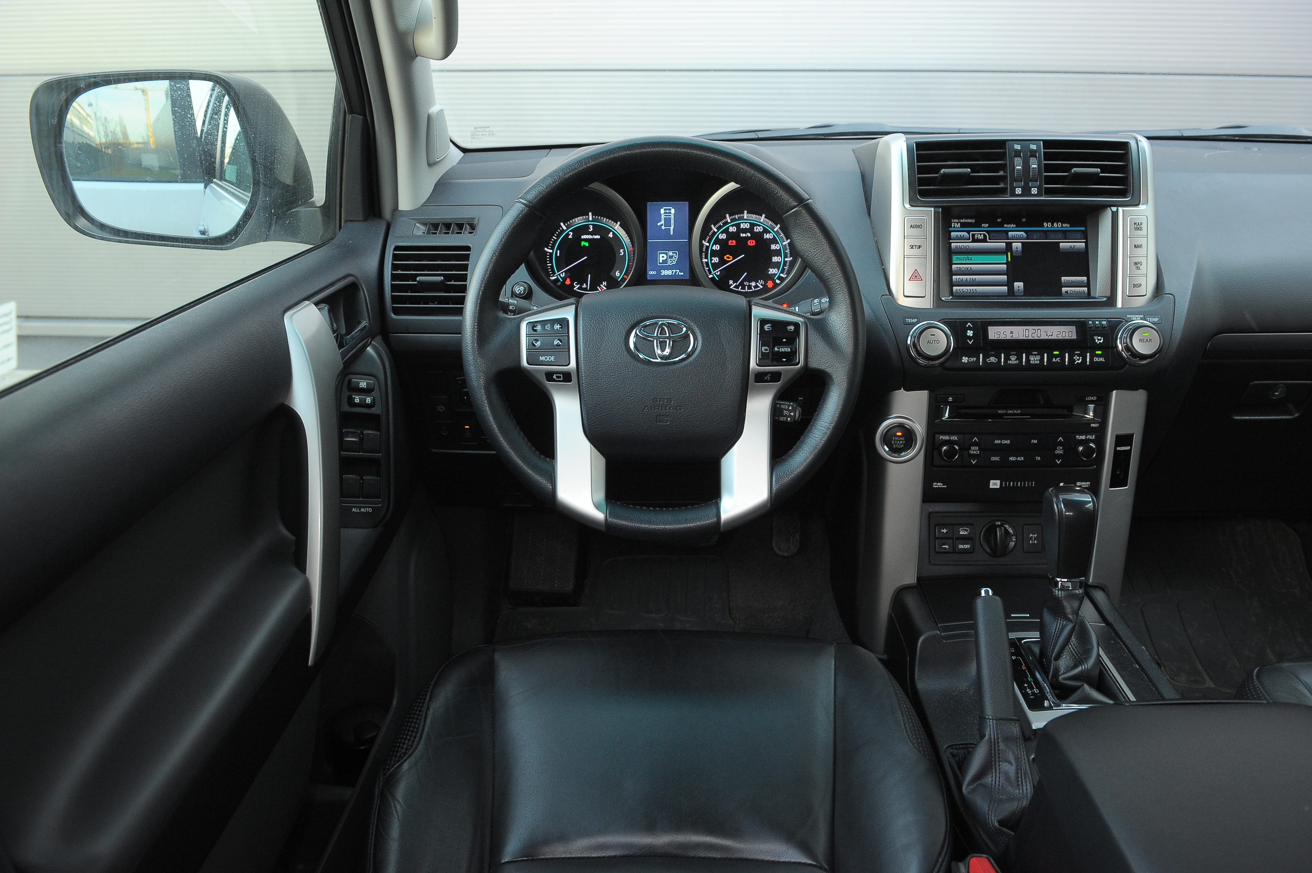 Toyota-Land-Cruiser-wnętrze