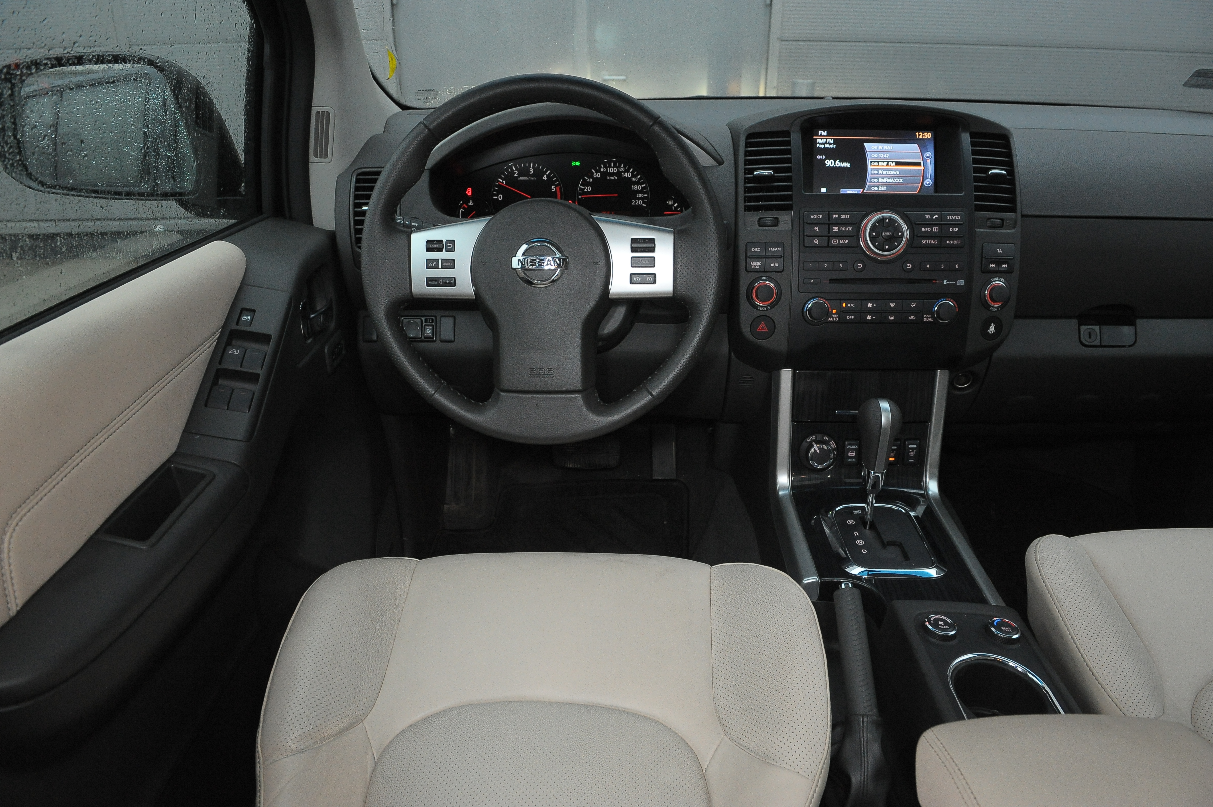 Nissan Pathfinder-wnętrze