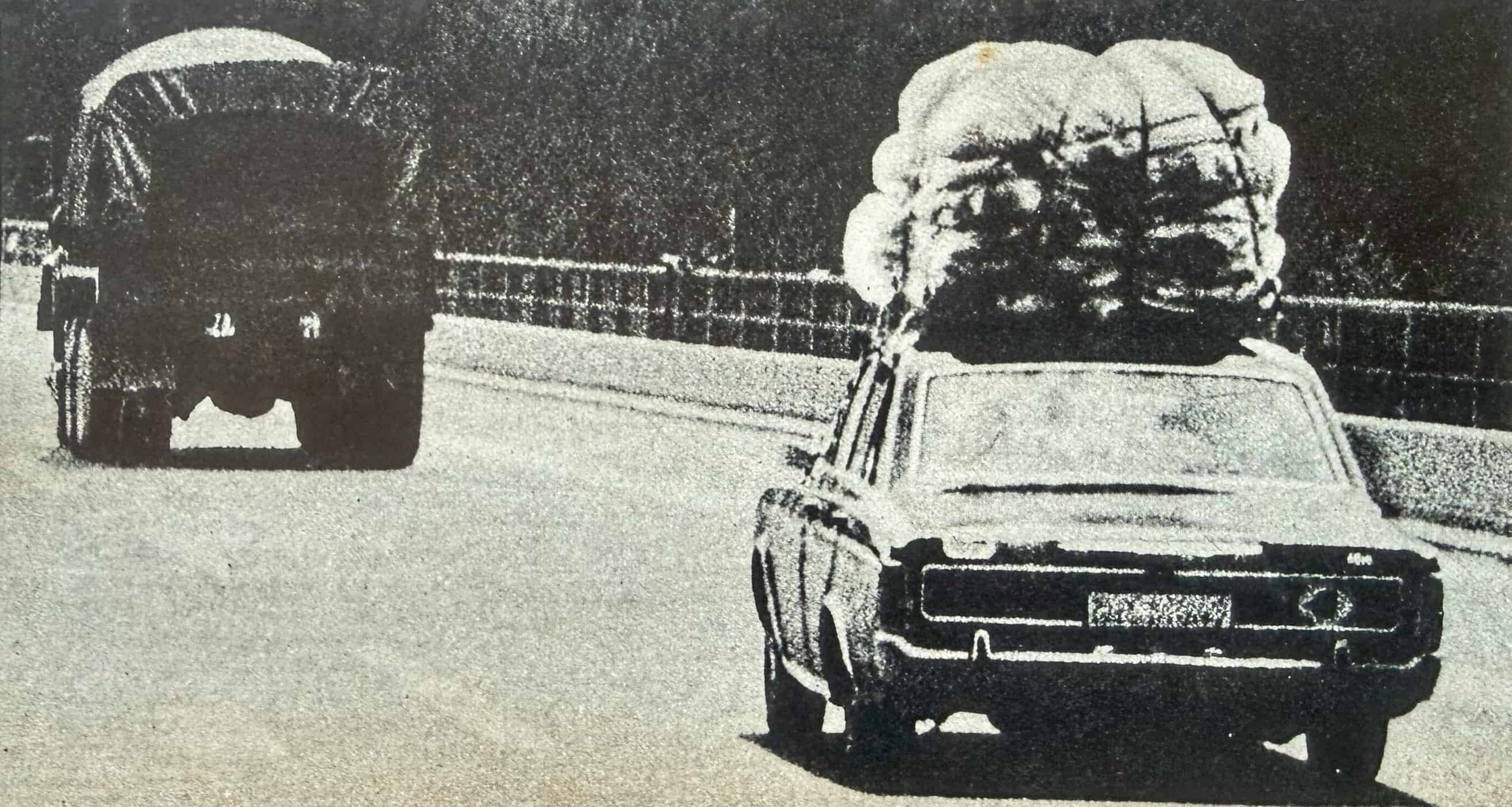 motor-37-1976-samochod-z-pakunkami-na-dachu