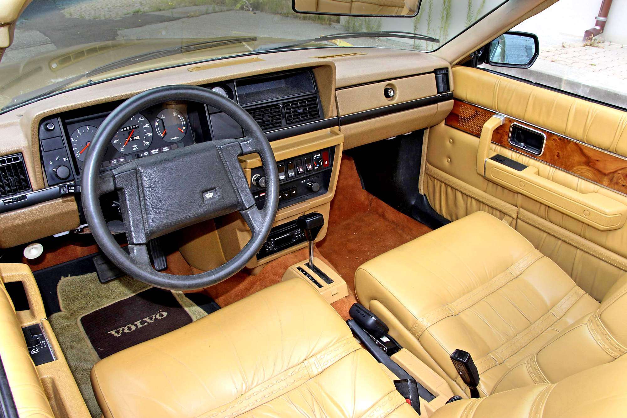 Wnętrze Volvo 262 C Solaire z jasną marszczoną skórzaną tapicerką