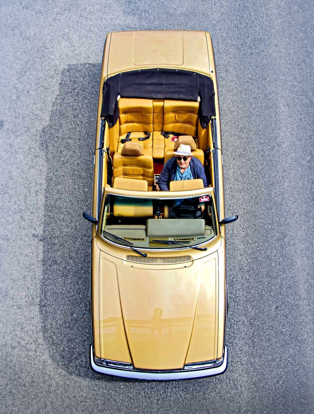 Volvo 262 C Solaire sfotografowane z góry z otwartym dachem