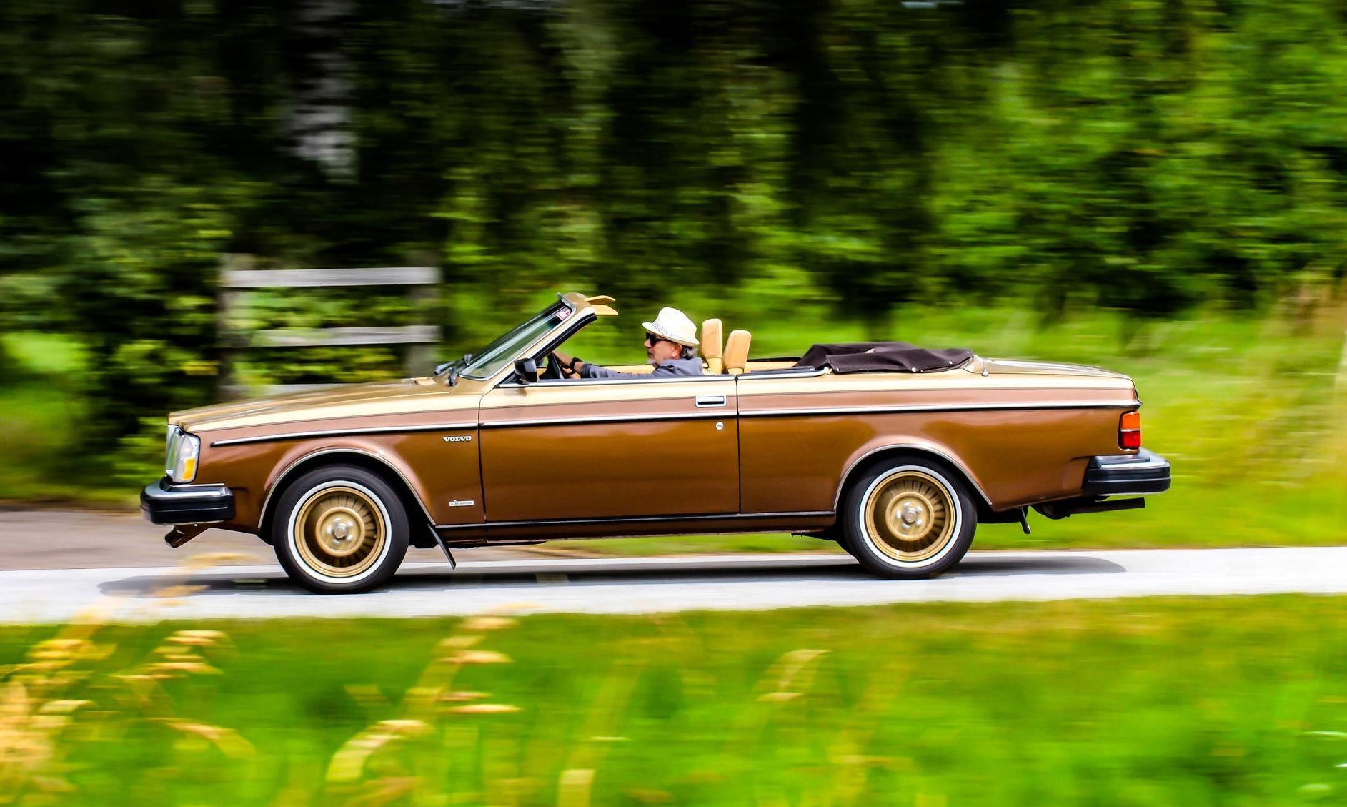 Volvo 262 C Solaire w ruchu – widok z boku