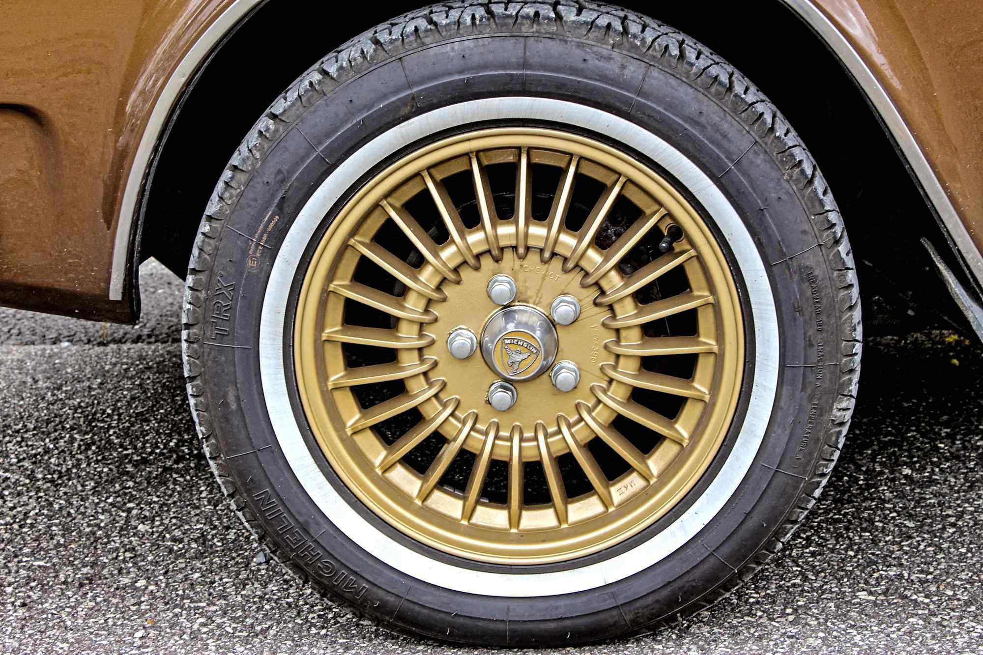 Złota felga Corona w Volvo 262 C Solaire