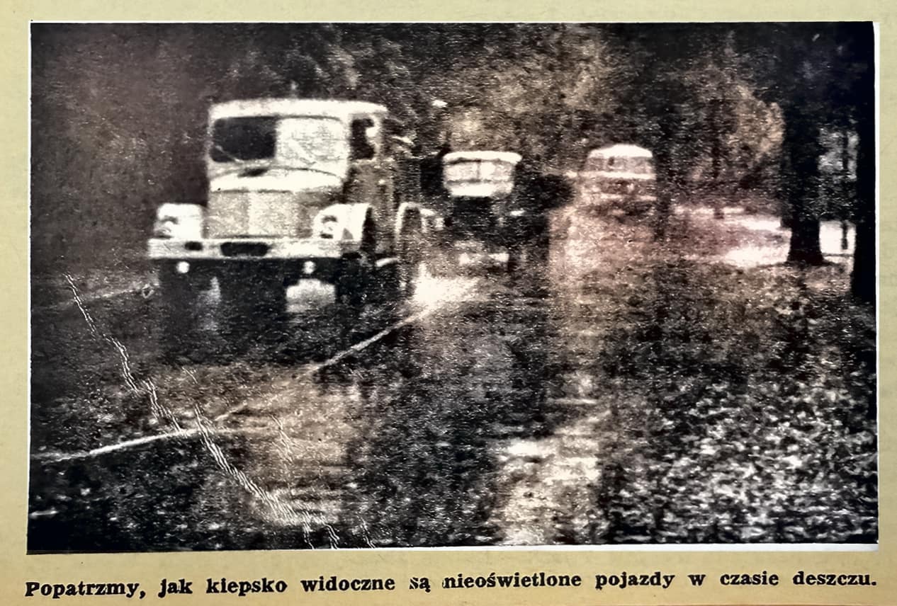 motor 38 1976 – nieoświetlone auta po zmroku w deszczu