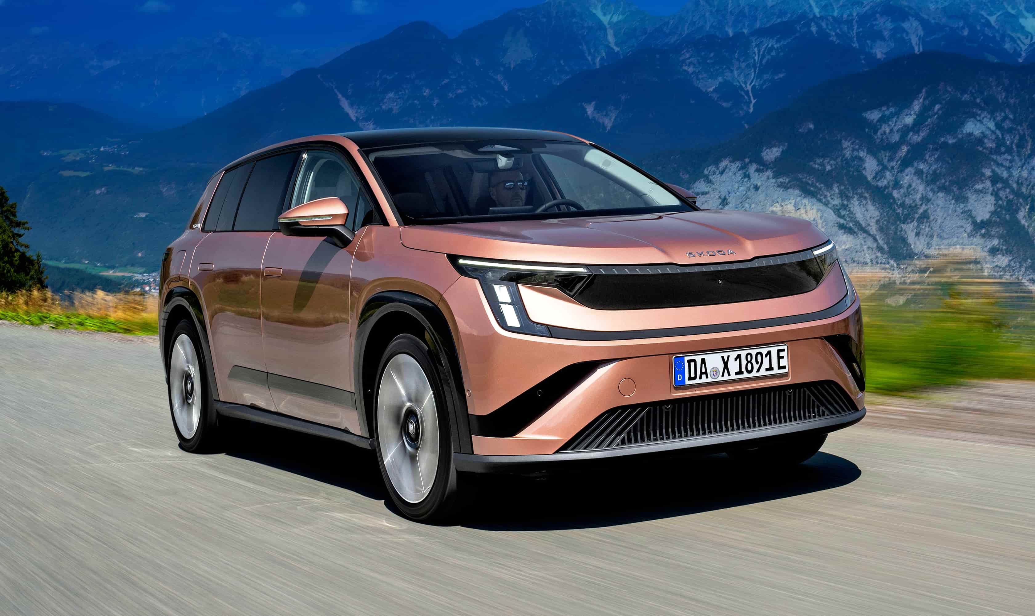 Skoda Peaq podczas jazdy górską drogą, ujęcie z przodu i boku.