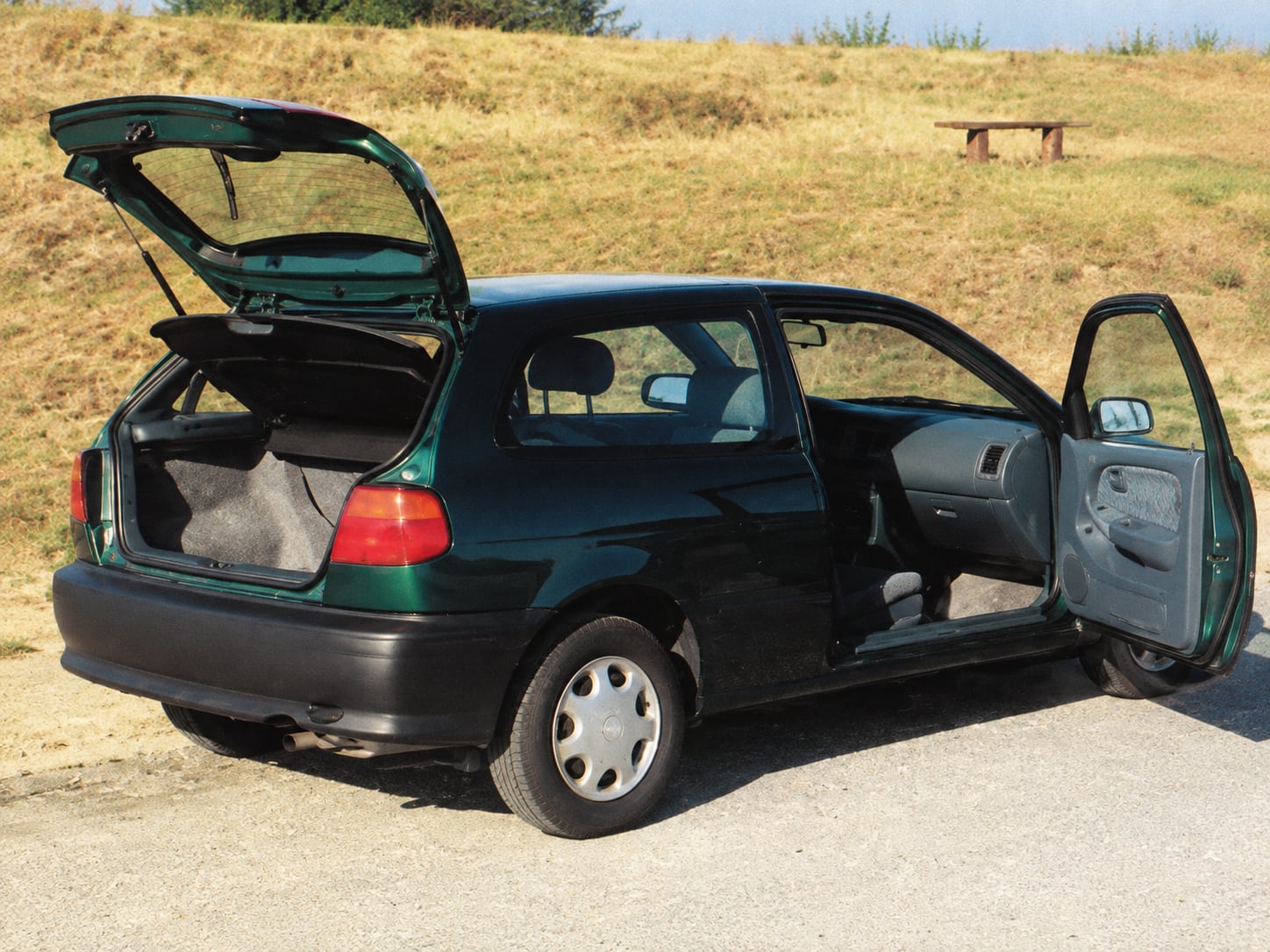 nissan-almera-1995-3d-tyl
