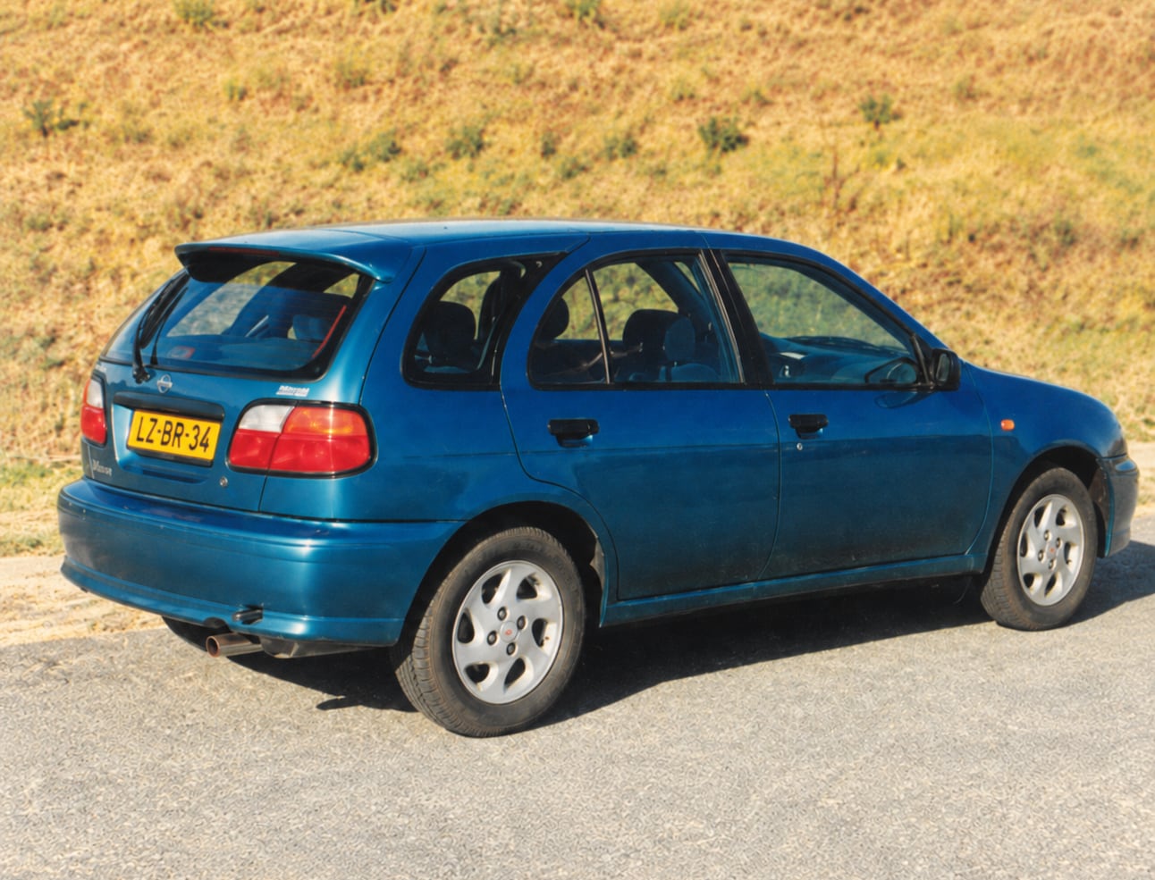 nissan-almera-1995-5d-tyl