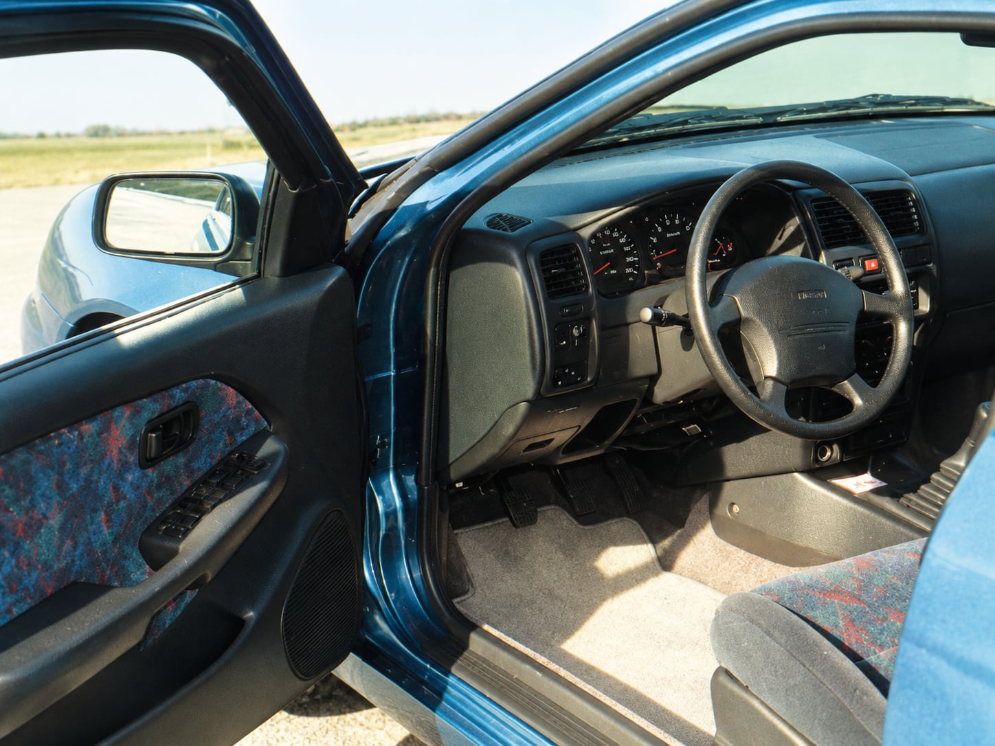 nissan-almera-1995-wnętrze-deska-rozdzielcza-kierownica