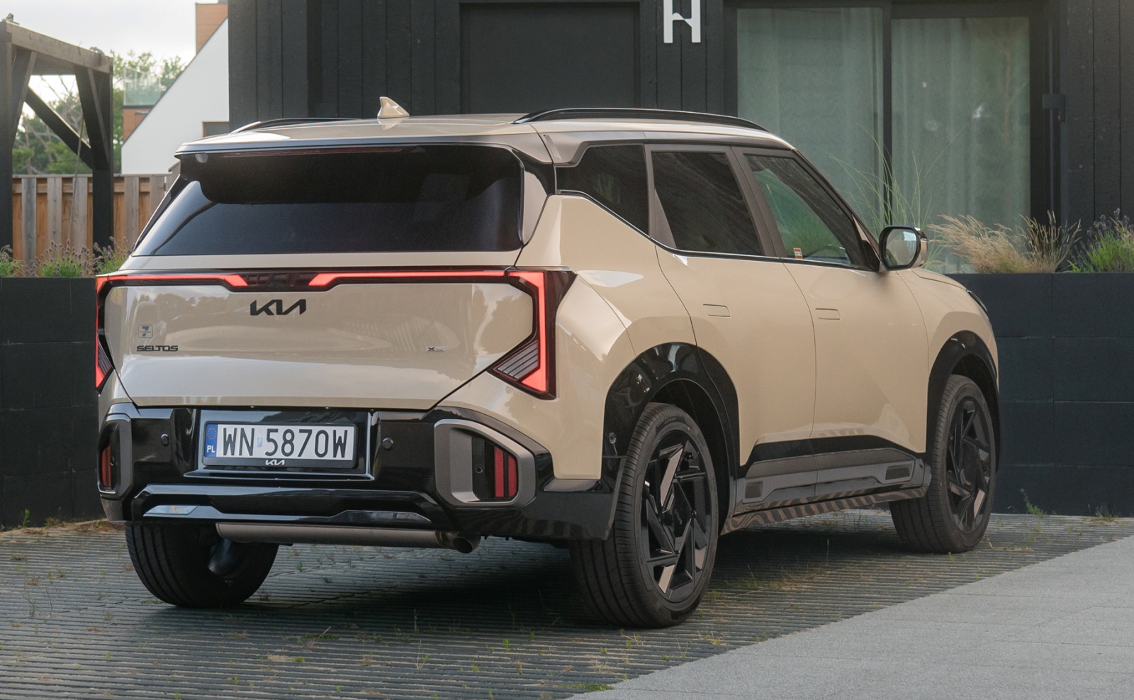 kia-seltos-tyl-1