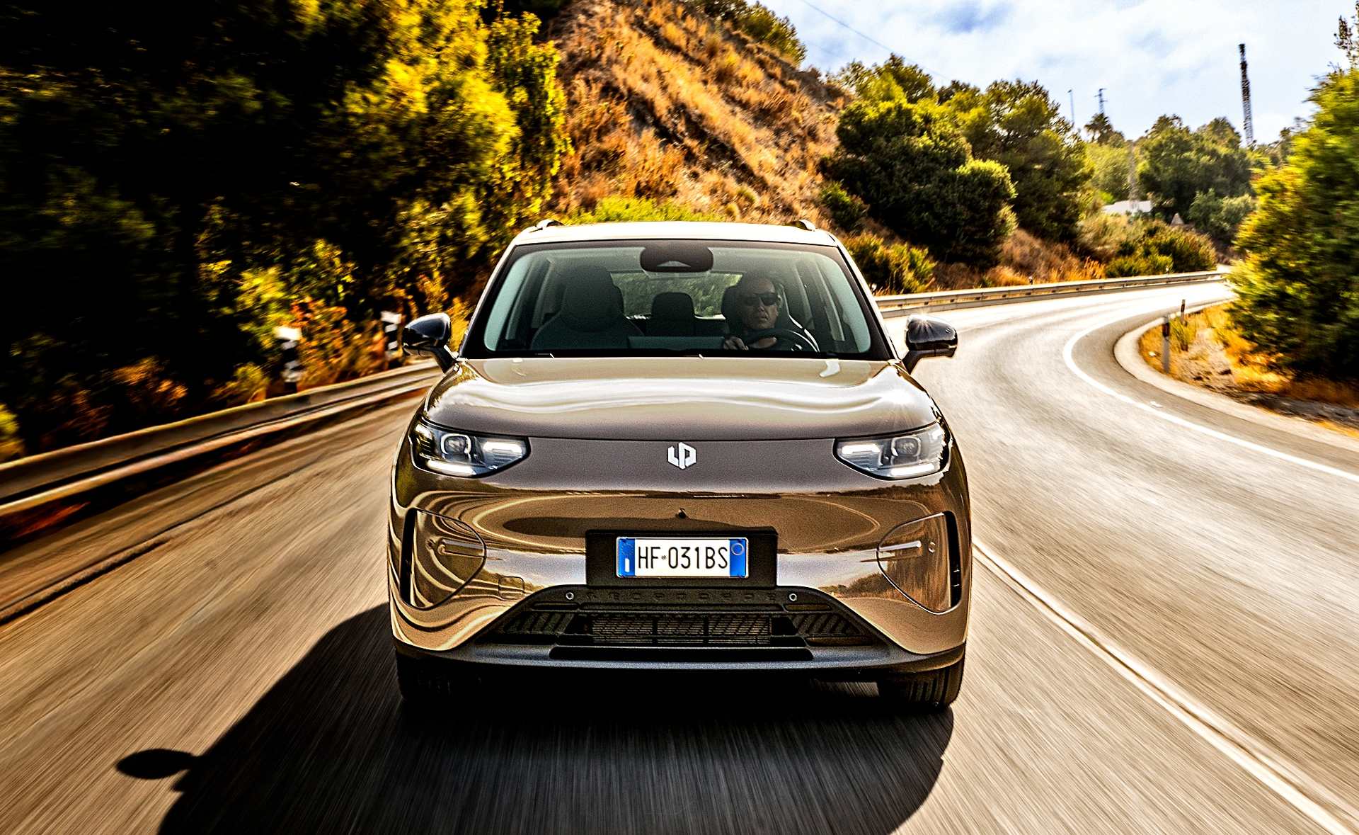Leapmotor B03X podczas jazdy, ujęcie z przodu.