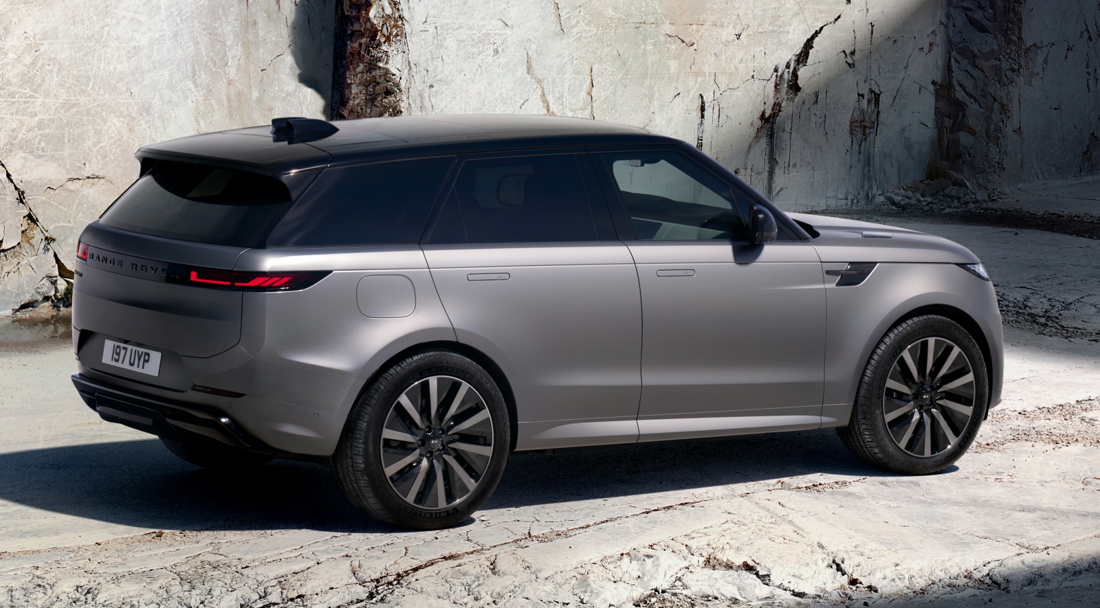 Range-Rover-Sport-Electric-tyl