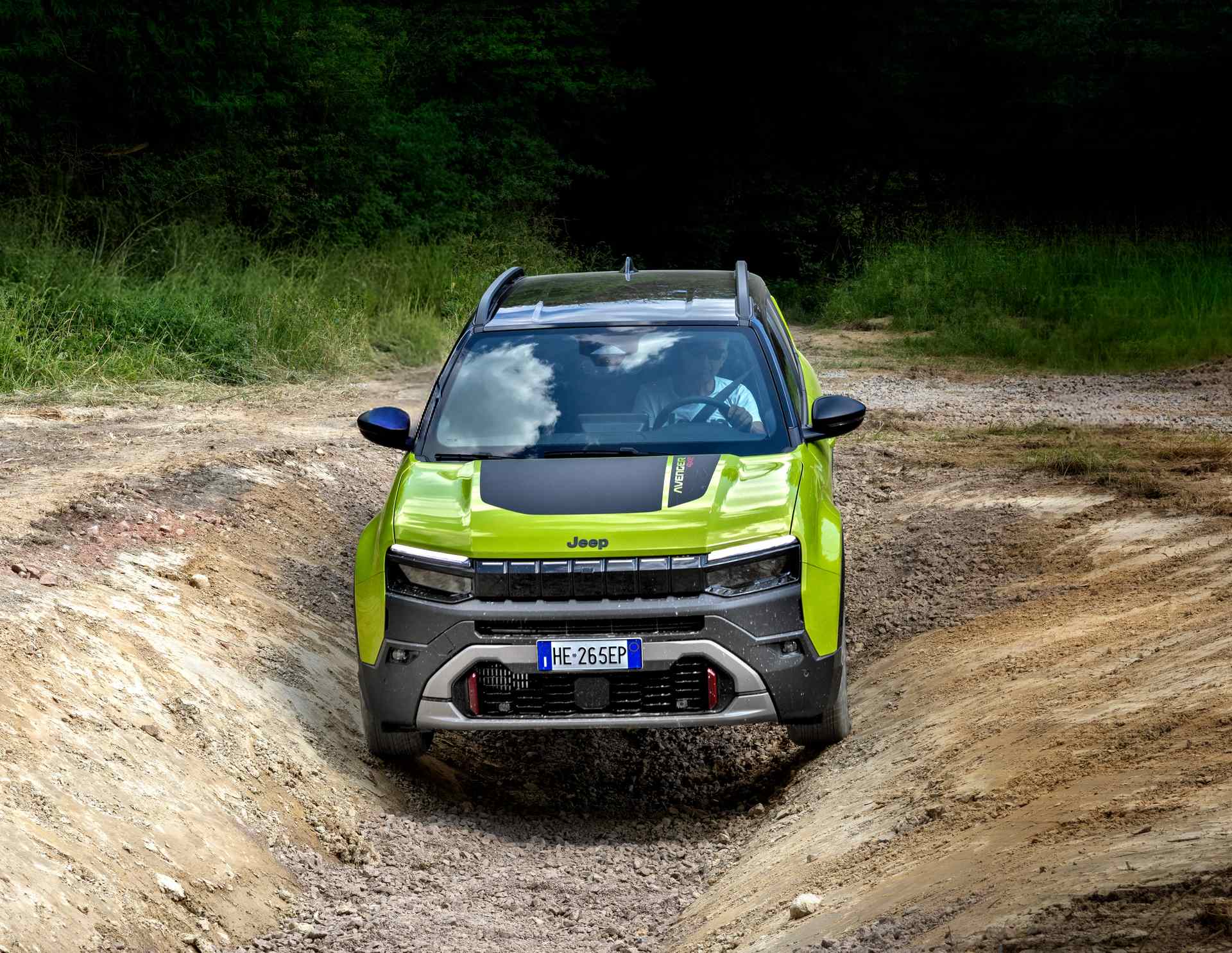 Jeep Avenger 4xe podczas jazdy w terenie, ujęcie z przodu.