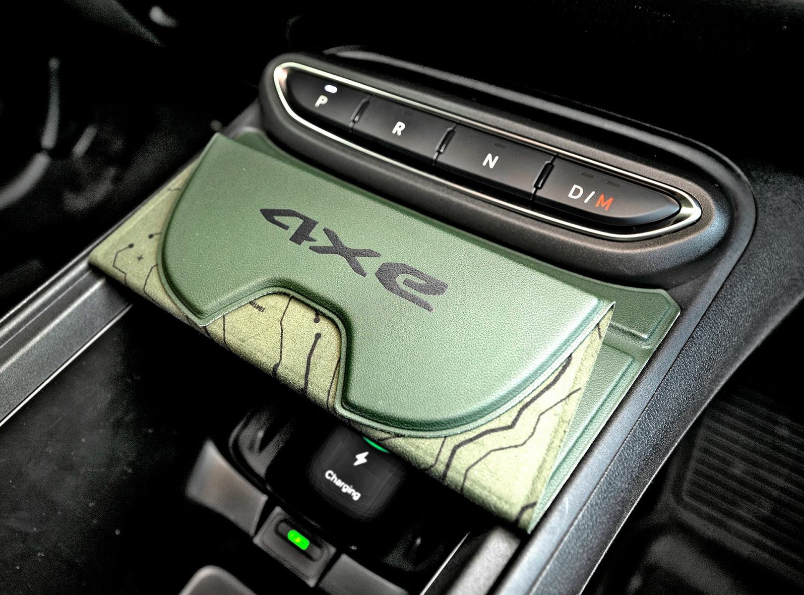 Jeep Avenger 4xe – akcenty i przełączniki we wnętrzu.