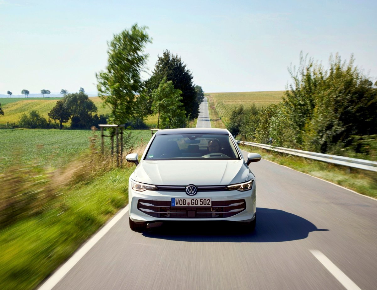 W pełni hybrydowy Volkswagen Golf ma nową 136-konną wersję. W promocji kosztuje 122 890 zł
