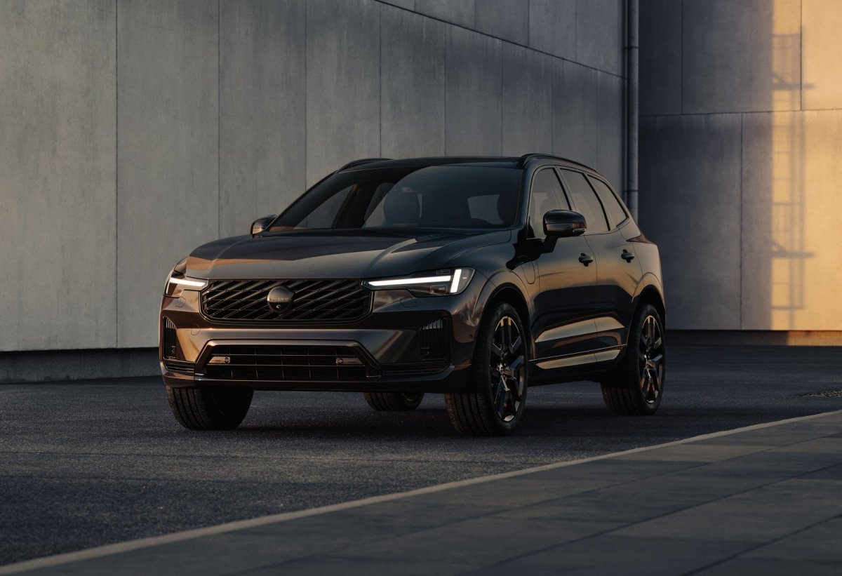 Volvo XC60 po kolejnym liftingu, nowe hybrydy plug-in przejadą do 200 km na prądzie. Mamy już polskie ceny